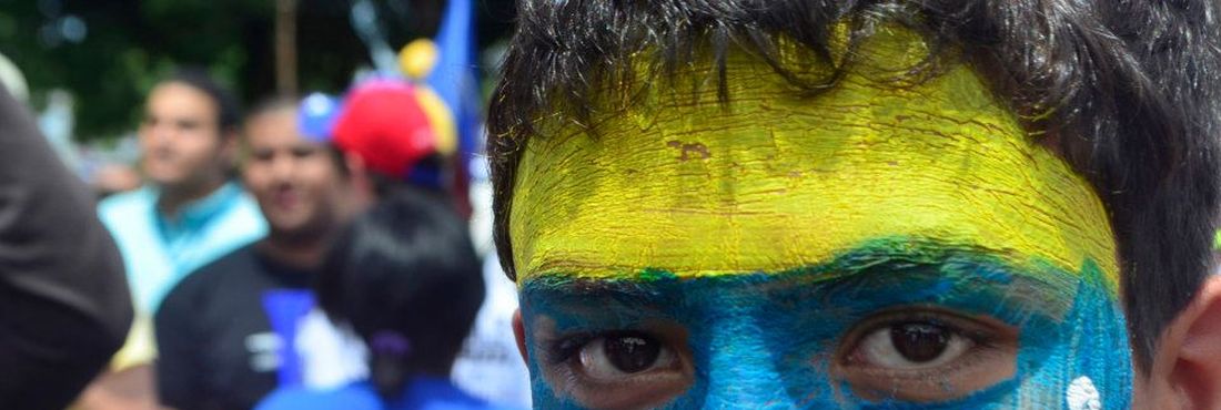 Eleitor com a bandeira da Venezuela pintada no rosto
