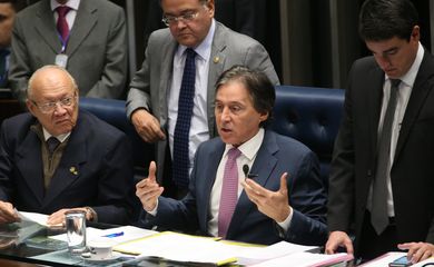 Brasília - O senador Eunício Oliveira preside sessão plenária do Senado para votação de vários projetos (Antonio Cruz/Agência Brasil)