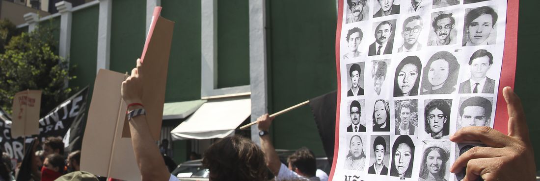 Movimentos sociais fazem manifestações para expor publicamente ex-militares e policiais acusados de tortura, abusos sexuais e homicídios durante a ditadura militar (1964-1985)