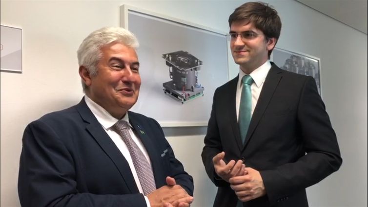 O ministro da Ciência, Tecnologia, Inovações e Comunicações, Marcos Pontes, e o empresário Alexander Reissner, CEO e fundador da empresa austríaca Enpulsion, especializada em motores de propulsão para nano e microsatélites, na Áustria.