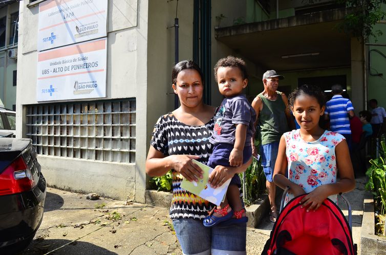 São Paulos - Regiane Vieira da Silva, 30 anos, no primeiro dia de vacinação de idosos, gestantes e crianças de 3 meses a 5 anos na Unidade Básica de Saúde Alto de Pinheiros, zona oeste  (Rovena Rosa/Agência Brasil)