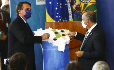 O presidente Jair Bolsonaro e o ministro do Desenvolvimento Regional, Rogério Marinho, durante cerimônia para o  anúncio de investimentos para o Programa Águas Brasileiras.