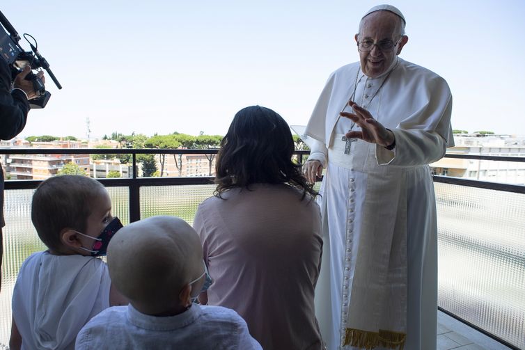 Criança acompanham bênção dominical do papa Francisco da varanda de sua suíte no hospital Gemelli, em Roma