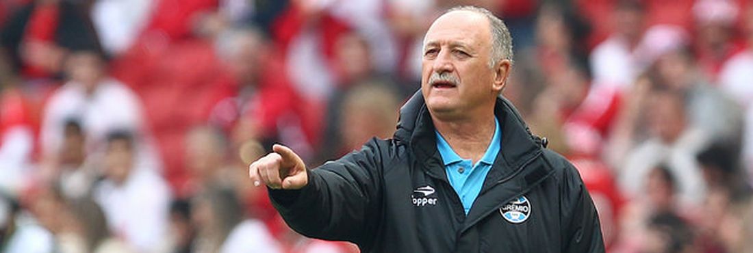 Felipão estreia como treinador do Grêmio Felipão estreou como técnico do Grêmio no clássico diante do Internacional