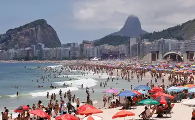 Rio de Janeiro(RJ), 31/12/2024 - Praia cheia com palcos montados na areia da Praia de Copacabana no último dia do ano. Foto: Tânia Rêgo/Agência Brasil