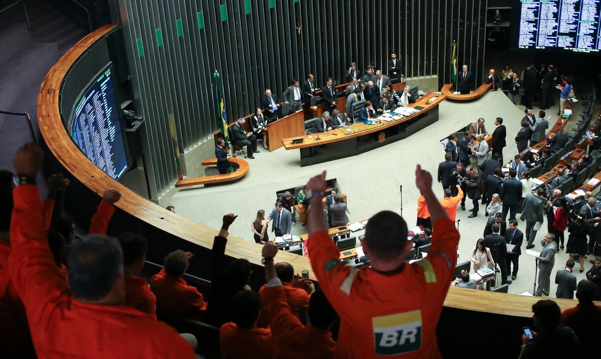 Brasília - Sessão da Câmara dos Deputados para votar projeto que desobriga a Petrobras de atuar no pré-sal (Fabio Rodrigues Pozzebom/Agência Brasil)