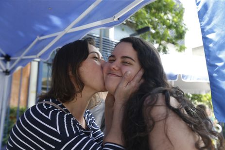 Paulo Pinto/Agência Brasil São Paulo (SP), 10/11/2024 - Vanessa Monteiro com a filha Sofia, no segundo dia de provas do ENEM na UNIP Vergueiro em São Paulo. Foto: Paulo Pinto/Agência Brasil