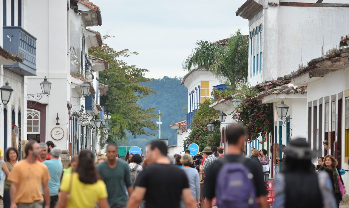 Movimentação na cidade durante a 13ª Festa Literária Internacional de Paraty (Flip) (Tânia Rêgo/Agência Brasil)