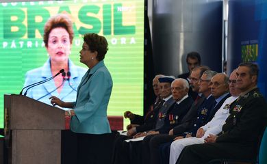 A presidenta Dilma Rousseff participa da cerimônia de comemoração dos 70 anos do Dia da Vitória, no Palácio do Planalto. A data (8 de maio) marca o fim da Segunda Guerra Mundial (José Cruz/Agência Brasil)