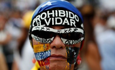 Manifestante participa de protesto contra o presidente Nicolás Maduro, em Caracas