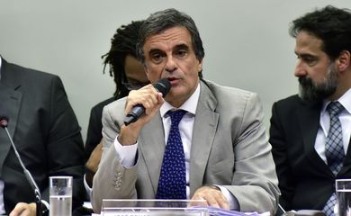 O advogado-geral da União, José Eduardo Cardozo, apresenta a defesa da presidenta Dilma Rousseff na Comissão Especial do Impeachment (Zeca Ribeiro/Agência Câmara)