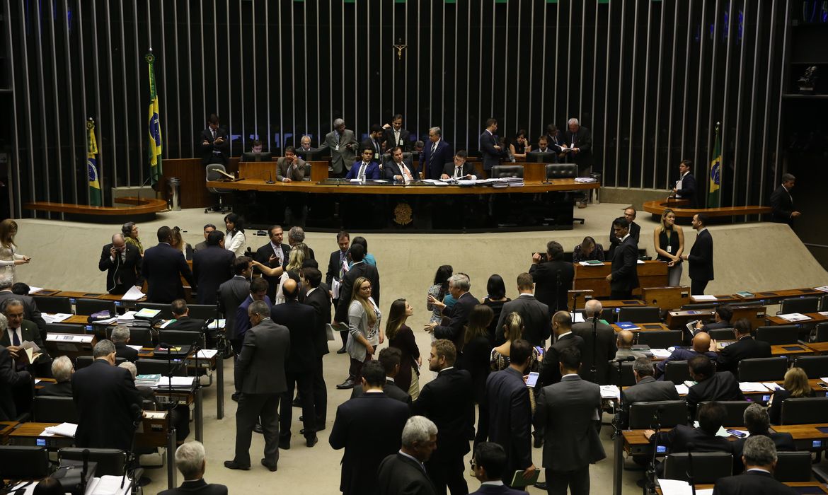 Brasília - Presidente da Câmara dos Deputados, Rodrigo Maia, durante sessão plenária para discussão e votação de diversos projetos (Valter Campanato/Agência Brasil)