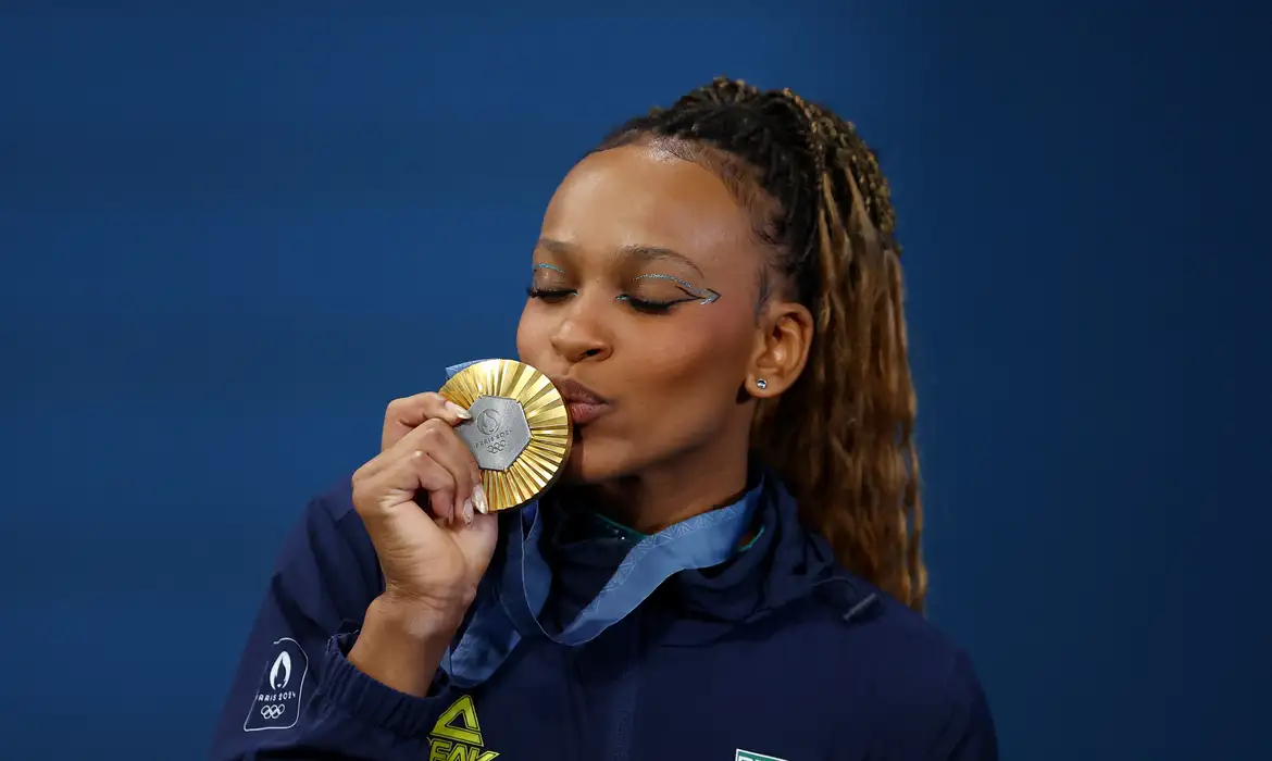 Paris 2024 Olympics - Artistic Gymnastics - Women's Floor Exercise Victory Ceremony - Bercy Arena, Paris, France - August 05, 2024.
Gold medallist Rebeca Andrade of Brazil celebrates with her medal. REUTERS/Hannah Mckay