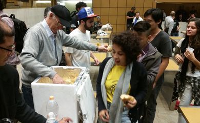 Estudantes decidem permanecer ocupando Alesp durante a noite e recebem pão de padre