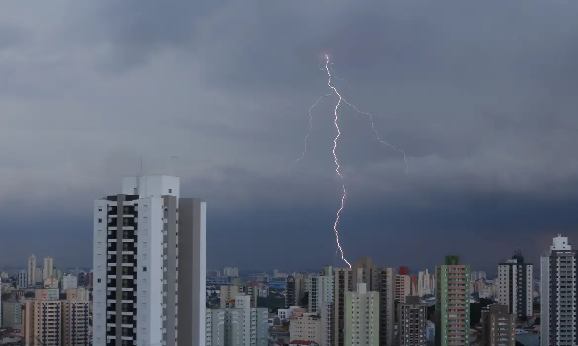 Tempestade, chuvas em São paulo, Raios, Vista geral da queda de raios sobre São Paulo e parte da cidade de São Bernardo