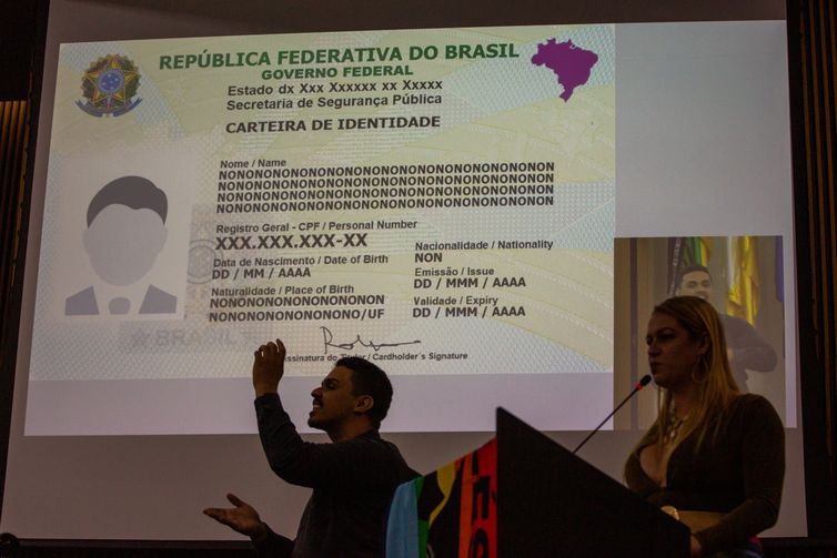 Brasília, DF 16/05/2023 A Secretaria da Promoção e Defesa das Pessoas LGBTQIA+, Symmy Larrat, durante evento do  Dia Nacional e Internacional de Enfrentamento à Violência Contra as Pessoas LGBTQIA+. Foto: Fabio Rodrigues-Pozzebom/ Agência Brasil
