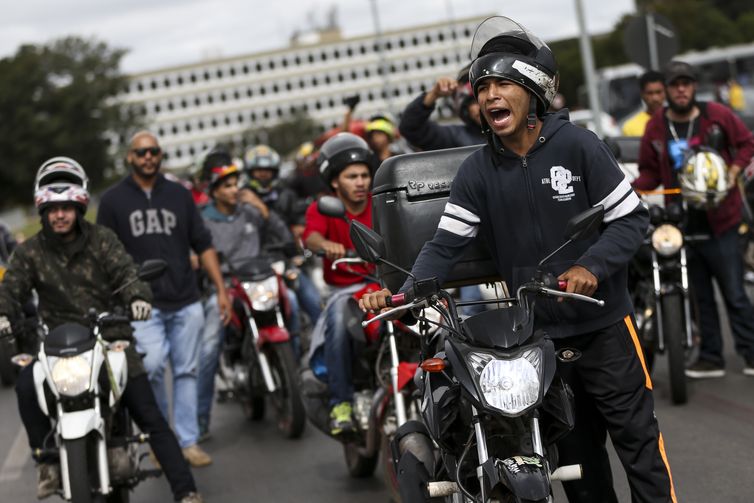 Motoboys fazem manifestação, na Esplanada dos Ministérios, em apoio à greve dos caminhoneiros e pela redução do preço dos combustíveis.