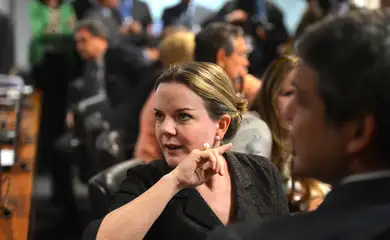 Brasília - Líderes orientam as bancadas durante reunião da Comissão do Impeachment para a votação do relatório do senador Antonio Anastasia. A senadora Gleise Hoffmann (PT-PR) defendeu a permanência da presidenta Dilma Rousseff (Antônio