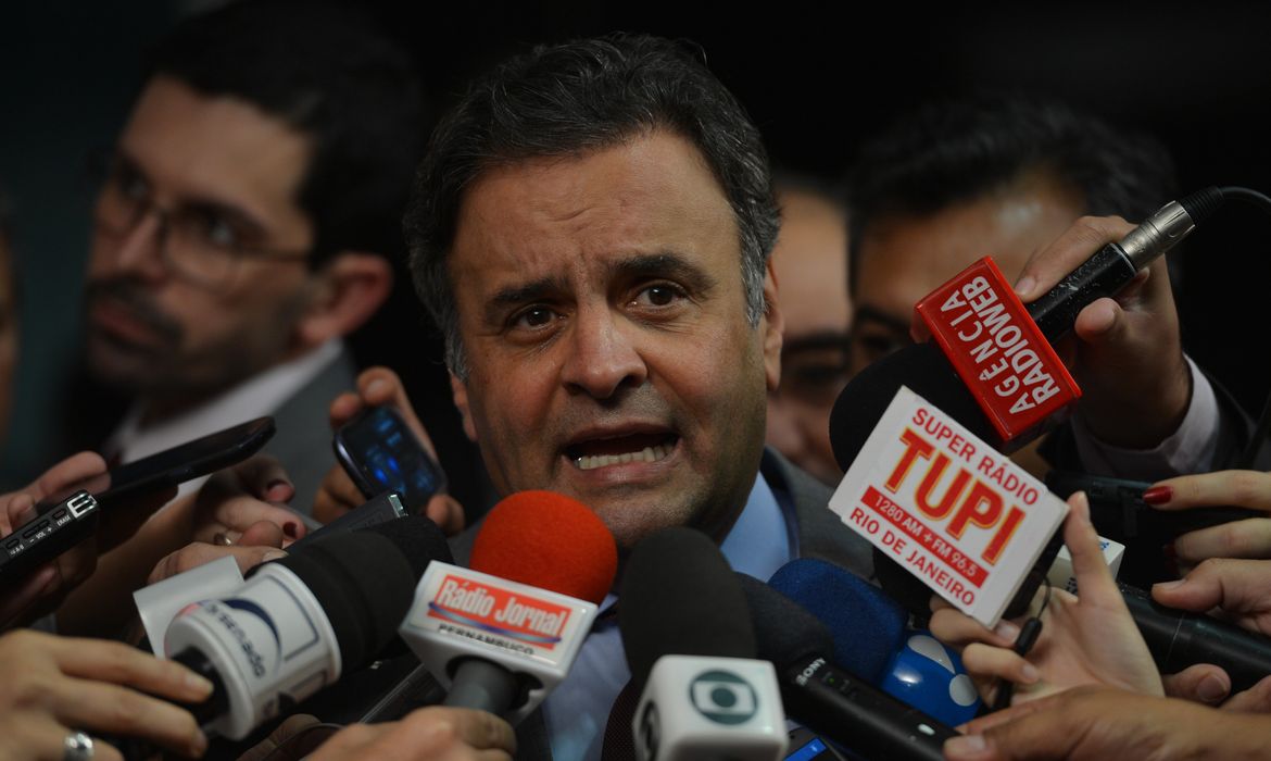 O presidente do PSDB, senador Aécio Neves fala à imprensa, sobre a crise politica (Fabio Rodrigues Pozzebom/Agência Brasil)