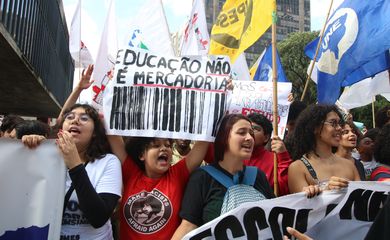 São Paulo(SP), 19/04/2023 - Estudantes participam do 2º Ato pela Revogação do Novo Ensino Médio na Avenida Paulista.