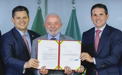 Brasília (DF), 23/04/2025 - Presidente do Senado, Senador Davi Alcolumbre, Presidente da República, Luiz Inácio Lula da Silva, Presidente da Câmara, Hugo Motta durante entrega da PEC da Segurança Pública, no Palácio do Planalto. Foto: Ricardo Stuckert/PR