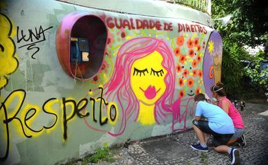 Jovens decoram com grafites temáticos os muros do Conselho Estadual dos Direitos da Mulher em lembrança ao Dia Internacional de Combate à Violência Contra a Mulher 
Foto Fernando Frazão/Agência Brasil/Arquivo