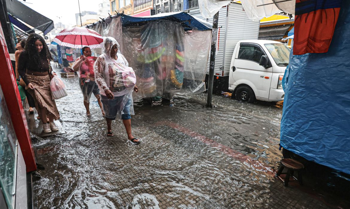 São Paulo (SP), 18/02/2025 - Calor de 35ºC e chuva forte a tarde no centro de São Paulo. Foto: Paulo Pinto/Agência Brasil
