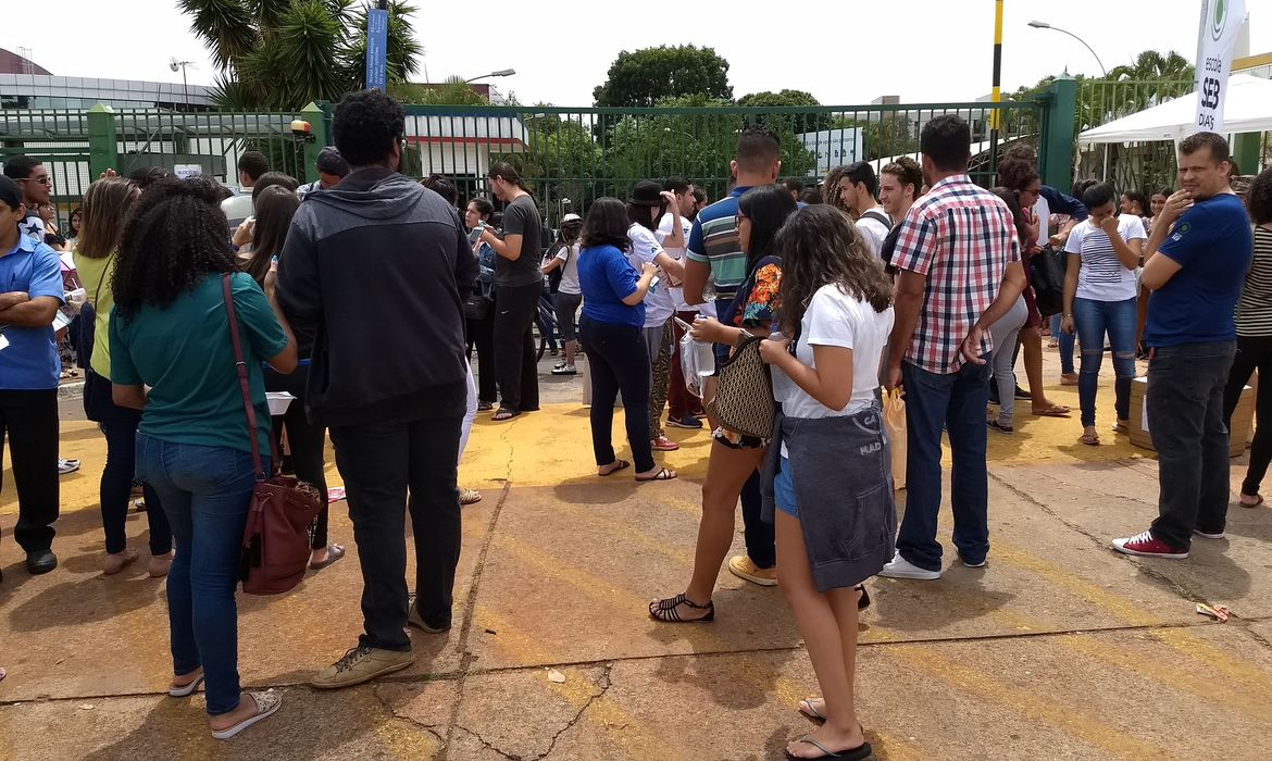 Alunos aguardam abertura dos portões dos locais de prova do Enem 2017 em Brasília