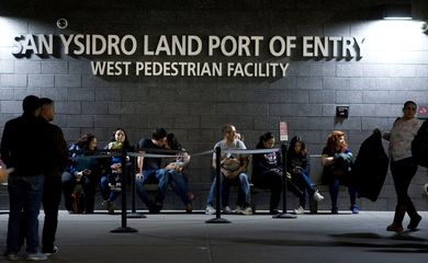 Grupo de pessoas entra nos Estados Unidos pelo Porto de Entrada de San Ysidro, que liga Tijuana, no México, à San Diego, na Califórnia