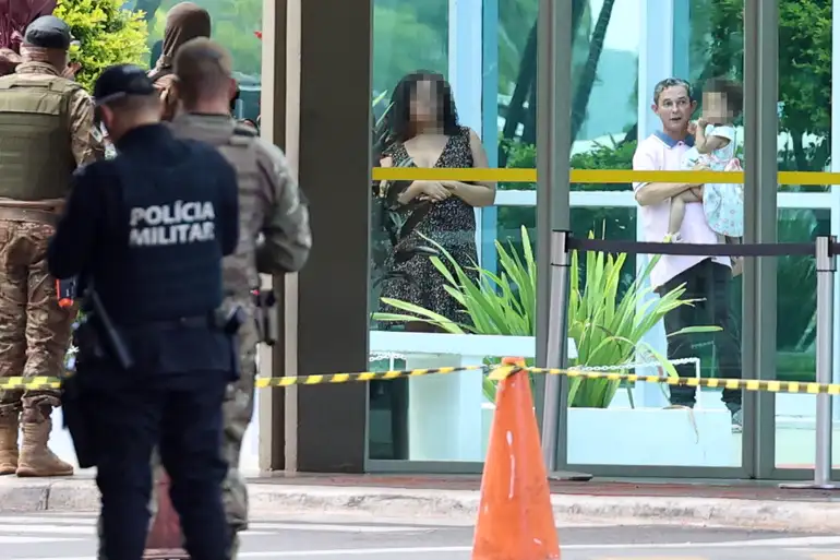 Brasília (DF), 22/05/2025 - Atenção: Fotografia alterada para manter a integridade da criança. Policiais militares em frente a área isolada no Ministério do Desenvolvimento Social - MDS durante operação que investiga homem com pacote suspeito. Foto: Valter Campanato/Agência Brasil
