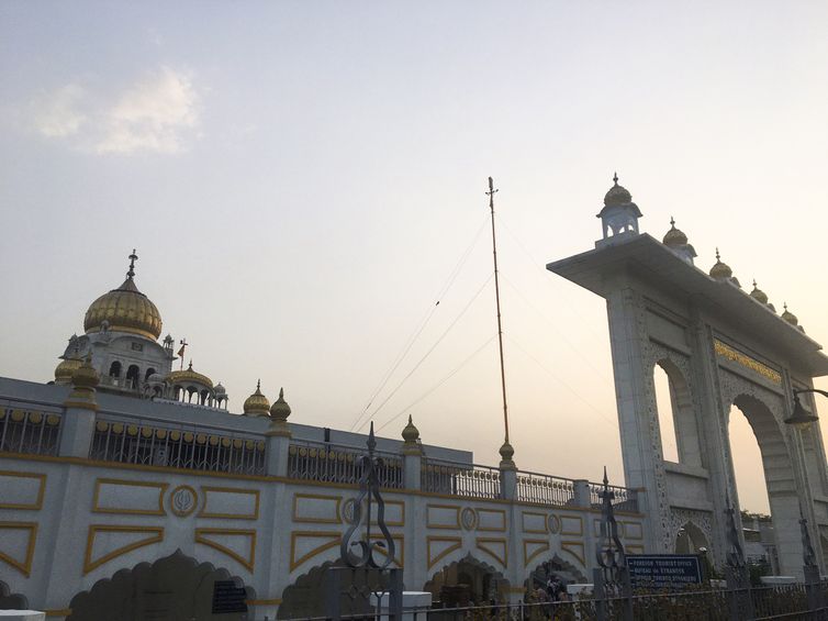 Templo Sikh Gurudwara Bangla Sahib. Aberto 24h, é conhecido pela cúpula de ouro. O templo é frequentado por pessoas de todas as religiões. No local, eles dizem que apenas 5% dos frequentadores são sikh.