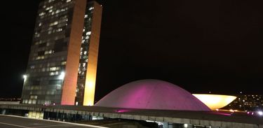 Senado iluminado na cor roxa em apoio à luta contra o lúpus
