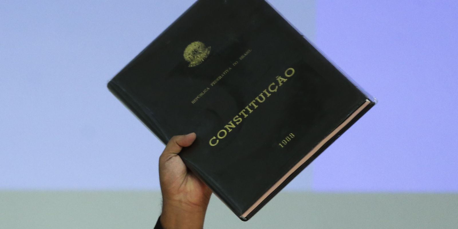 Moraes mantém prisão de homem que furtou réplica da Constituição