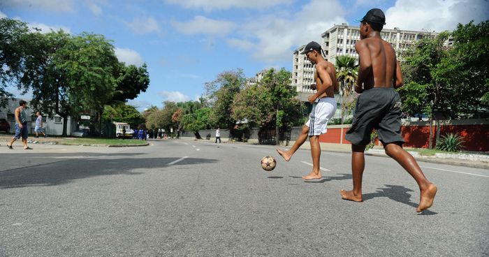 Adolescentes jogando futebol jogo de futebol fotos, imagens de