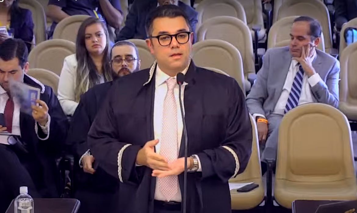 O Tribunal Regional Eleitoral do Paraná (TRE-PR) começou nesta segunda o julgamento de duas ações que pedem a cassação do senador Sergio Moro (União Brasil). Na foto o Advogado Gustavo Guedes. Foto: Frame/TRE Paraná/Youtube