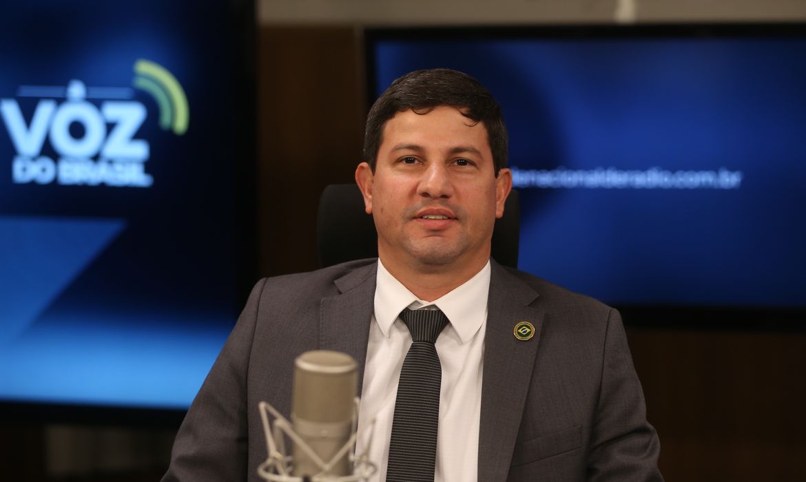 O ministro do Turismo, Carlos Brito,  é o entrevistado no programa A Voz do Brasil,