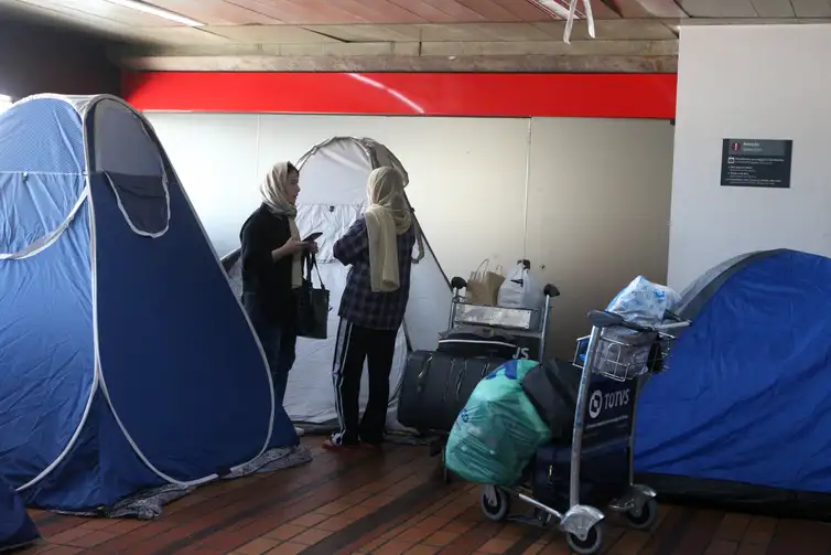 São Paulo (SP), 11/03/2024 - Parte do grupo de refugiados afegãos com visto humanitário que está acampado no Aeroporto Internacional de Guarulhos é levado para abrigo no primeiro dia do Ramadã. Foto: Rovena Rosa/Agência Brasil