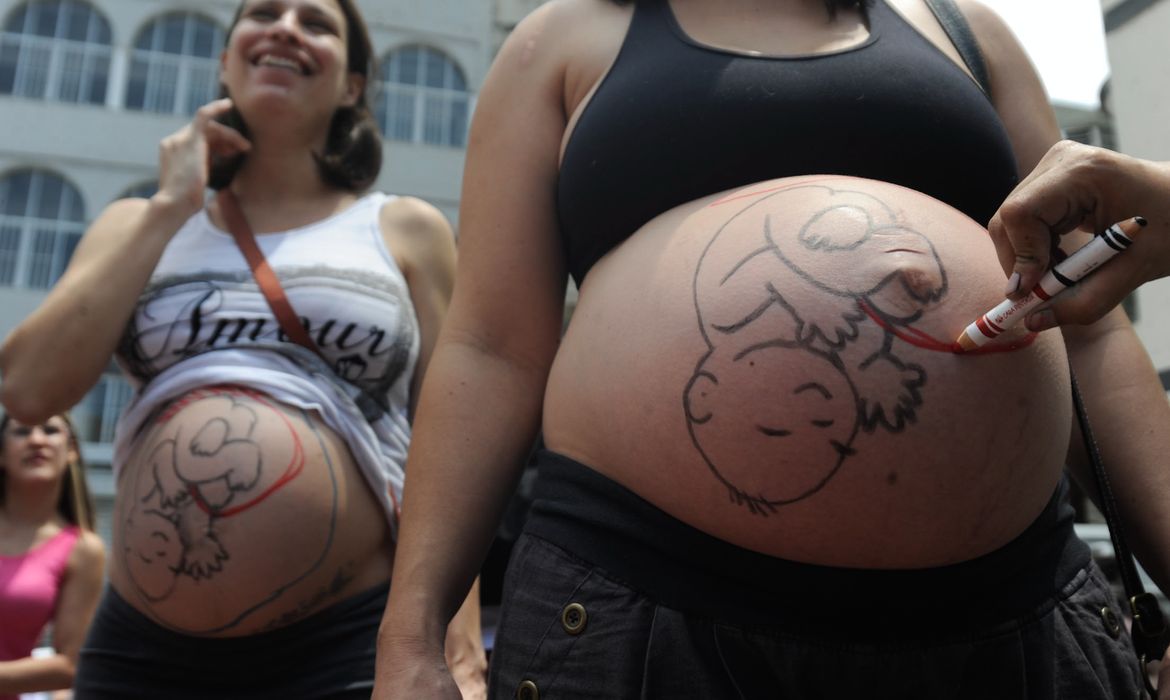 Rio de Janeiro - Famílias realizam ato pela humanização do parto em frente à maternidade Maria Amélia Buarque de Hollanda (HMMA), no centro da cidade, para chamar atenção para a humanização do parto e apoiar profissionais de saúde e