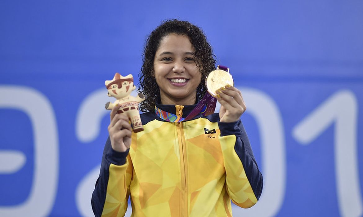 Nadadora paralímpica brasileira está em Quito, impossibilitada de deixar o país devido às restrições impostas por conta da covid-19