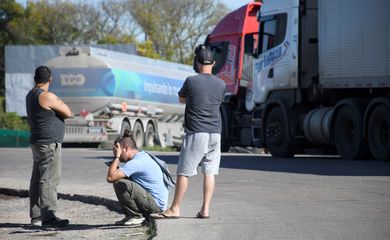 Argentine grains truck traffic grinds to a halt as strike hardens, in Entre Rios