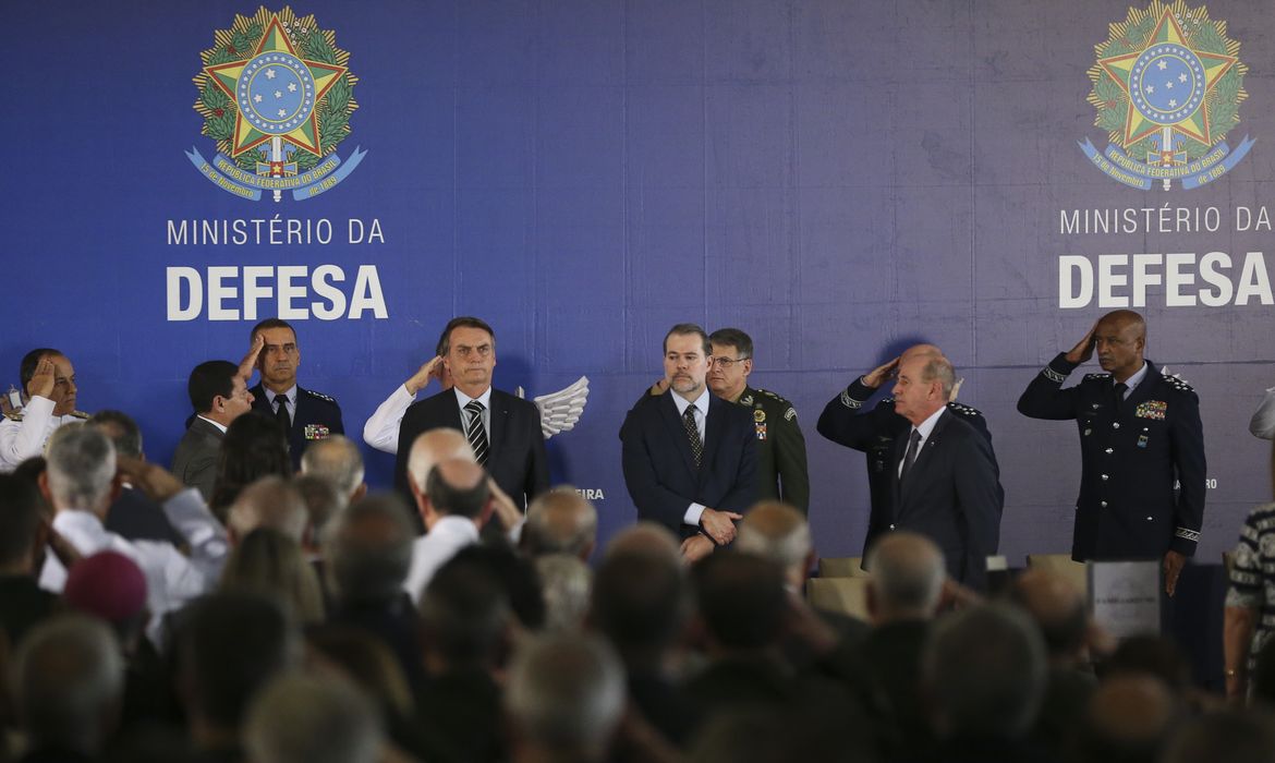 Presidente Jair Bolsonaro participa da solenidade de transmissão de cargo do novo ministro da Defesa, general Fernando Azevedo.