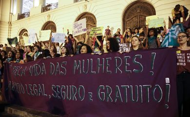 Mulheres fazem marcha pela legalização do aborto, com lenços verdes em referência à campanha que derrubou a criminalização na Argentina. 