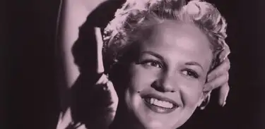 Descendente de escandinavos, louríssima, chamada Norma Delores Egstrom, mundialmente adorada nos anos 50, 60, 70 e por aí vai como... Peggy Lee
