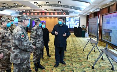 Presidente chinês Xi Jinping visita a cidade de Wuhan pela primeira vez desde o cerco imposto para quarentena à área de origem do novo coronavírus