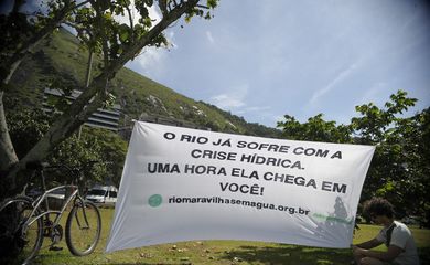 Rio de Janeiro - Voluntários das ONGs Greenpeace e Meu Rio lançam, na Lagoa Rodrigo de Freitas, a campanha Rio Maravilha sem Água (Tânia Rêgo/Agência Brasil)