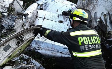 Polícia colombiana procura vítimas entre os destroços do avião da Chapecoense