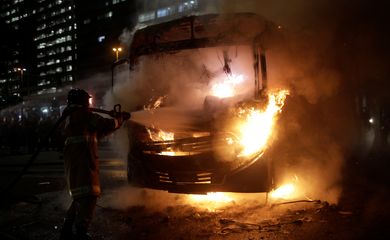 Ônibus incendiado durante protesto contra o bloqueio de verbas da educação, no Rio de Janeiro.