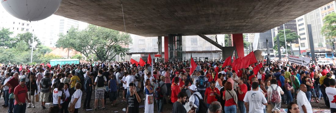 APEOESP realiza assembléia no vão livre do MASP, em São Paulo
