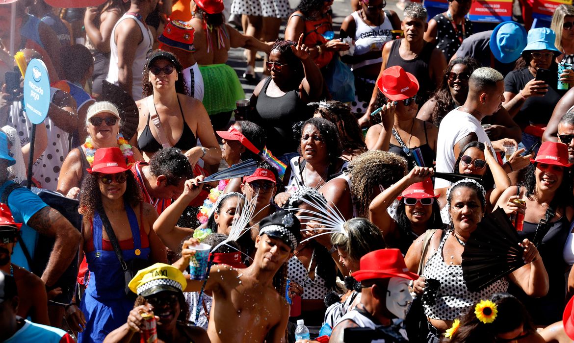 Tânia Rêgo/Agência Brasil Rio de Janeiro (RJ), 01/03/2025 - Foliões se divertem no 106º desfile do Cordão da Bola Preta, no centro da cidade. Foto: Tânia Rêgo/Agência Brasil