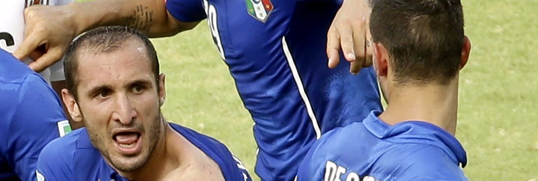 Giorgio Chiellini mostra a mordida que recebeu no ombro do jogador uruguaio Luis Suárez na partida que o Uruguai venceu a Itália por 1 a 0, eliminando a Azzurra da Copa do Mundo. A mordida causou a suspensão de Suárez por 9 jogos